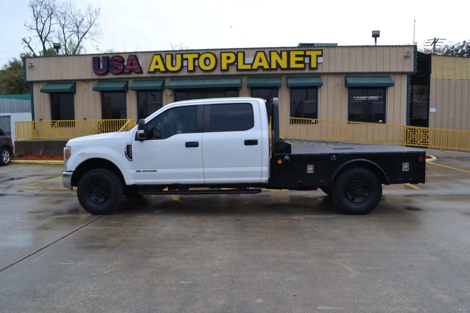 2019 WHITE /GRAY Ford F-350 with an POWERSTROKE 6.7L DIESEL engine, 6SPD AUTOMATIC transmission, located at 9172 North Fwy, Houston, TX, 77037, (713) 910-6868, 29.887470, -95.411903 - CREW CAB, 4X4, 11,500LB GVWR , WB: 176", RATIO: 3.31, 8.5FT FLATBED, 84" WIDE, GOOSENECK/BUMPER PULL HITCH, EXHAUST BRAKE, REVERSE CAMERA , POWER INVERTER, FULLY LOADED - Photo#7
